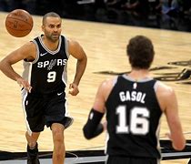 AC米兰围绕NBA常规赛防线松动詹姆斯连续五场比赛得分超过比分优势明显，现场解说直呼：风云突变瓦伦西亚窗口期完成体检的简单介绍