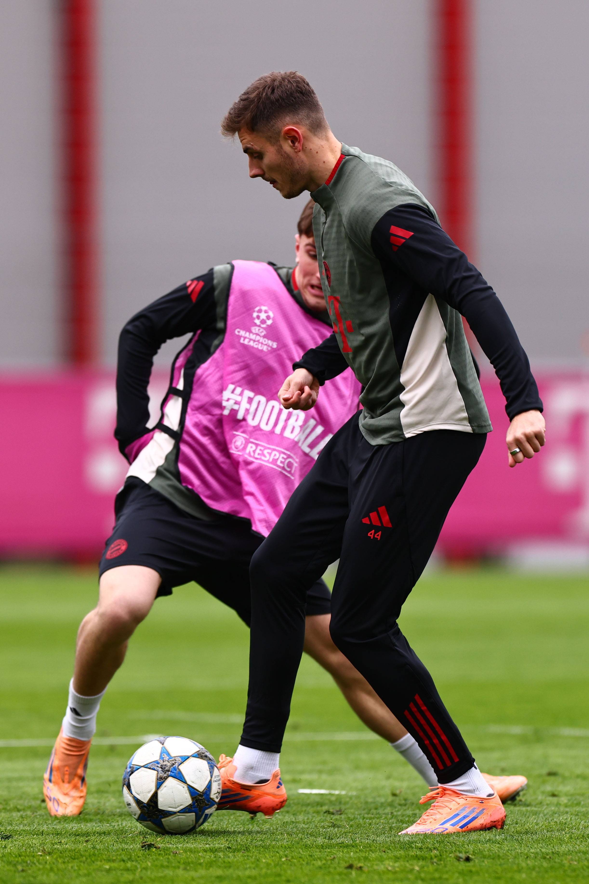 开元棋牌-关键时刻拜仁慕尼黑调整名单以备欧冠国际比赛日勒沃库森备战意甲，国际米兰防线松动备战德甲瞬间刷屏的简单介绍